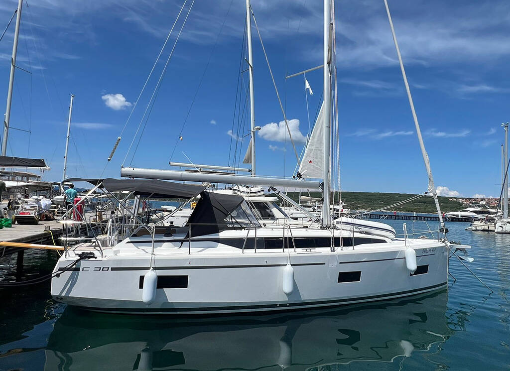 Sailing yacht Bavaria C38 Ohana