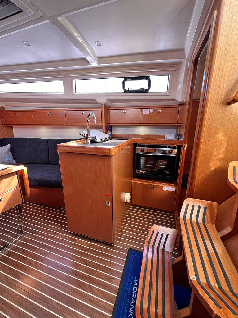 Sailing yacht Bavaria Cruiser 33 Pulenat