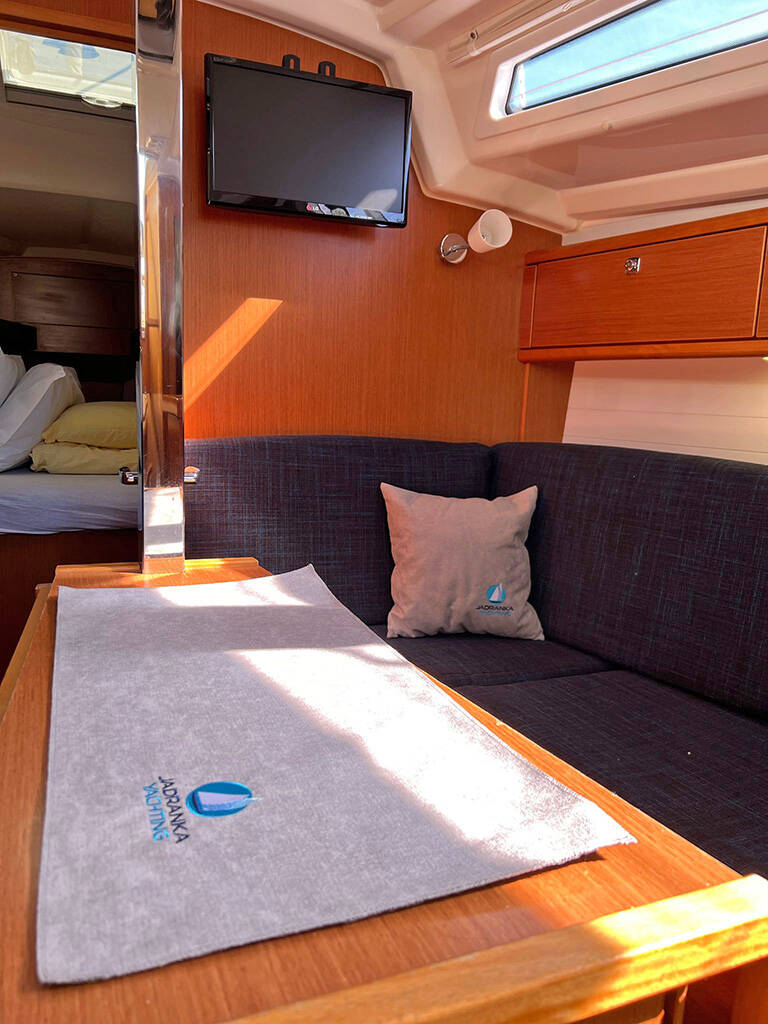 Sailing yacht Bavaria Cruiser 33 Pulenat