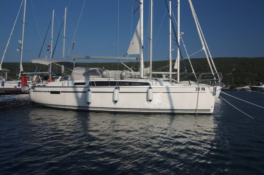 Sailing yacht Bavaria Cruiser 33 Burin