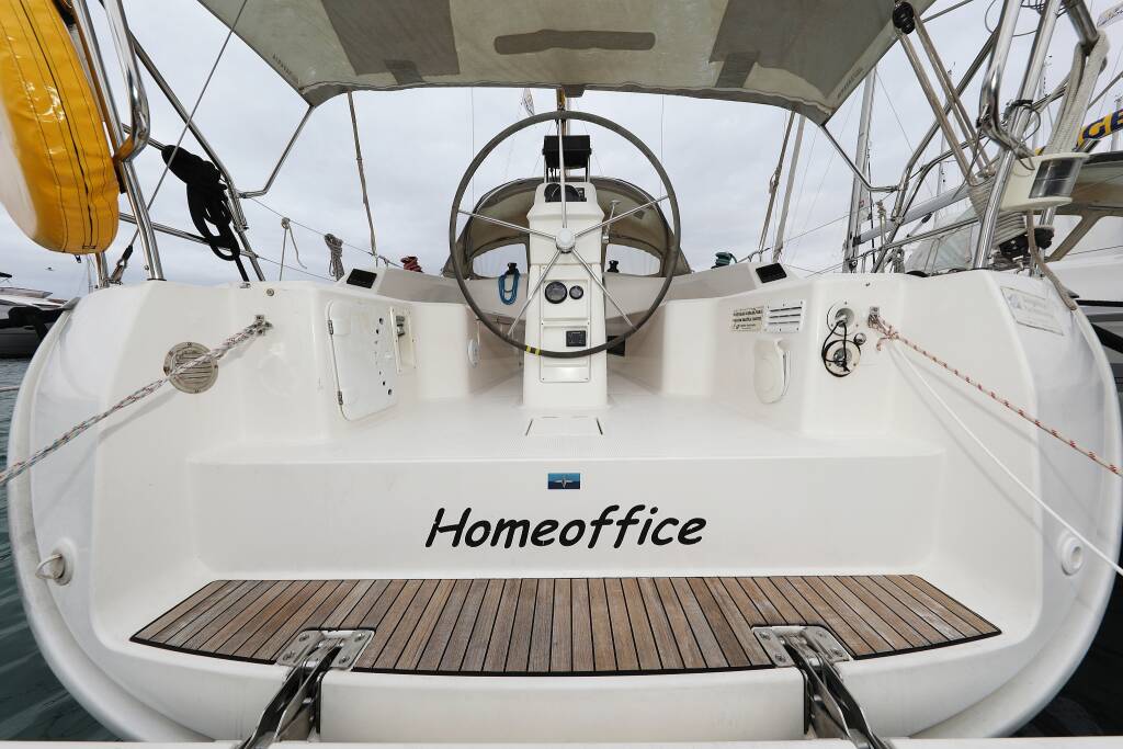 Segelyachten Bavaria Cruiser 33 Homeoffice