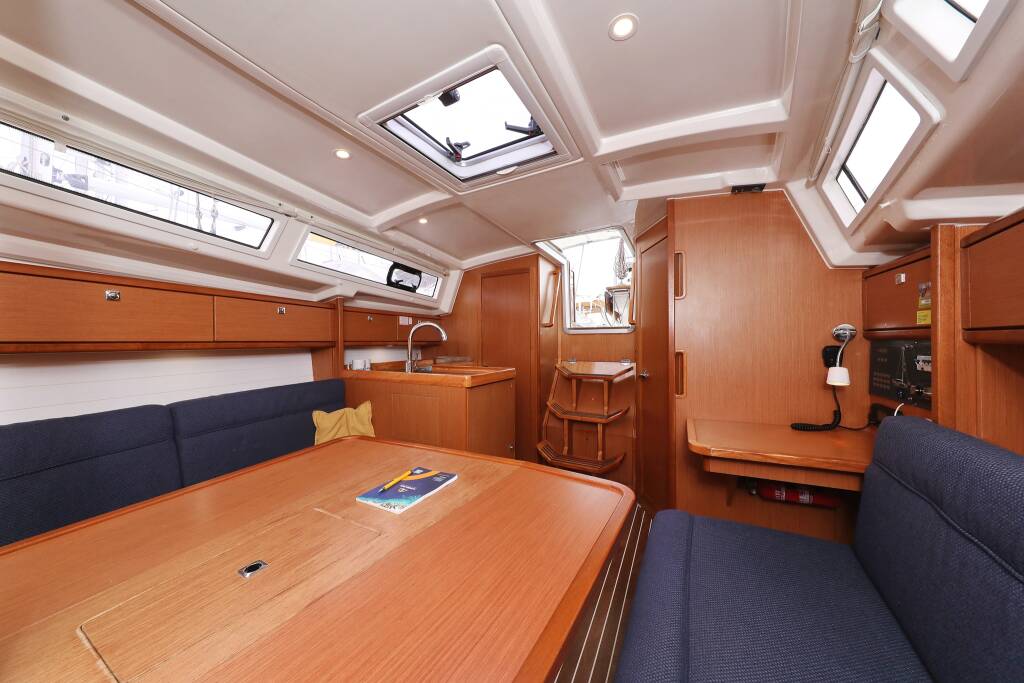 Segelyachten Bavaria Cruiser 33 Homeoffice