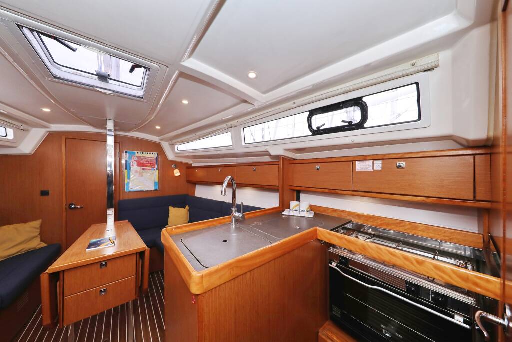 Segelyachten Bavaria Cruiser 33 Homeoffice