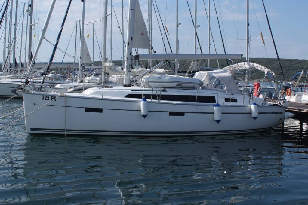 Sailing yacht Bavaria Cruiser 37 Dori