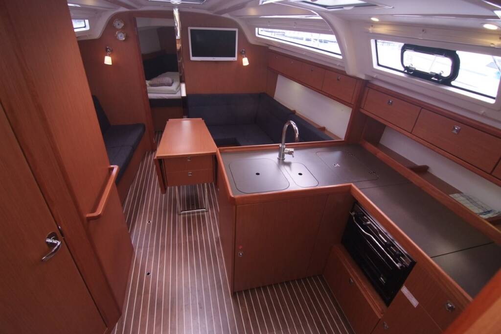 Sailing yacht Bavaria Cruiser 37 Dori