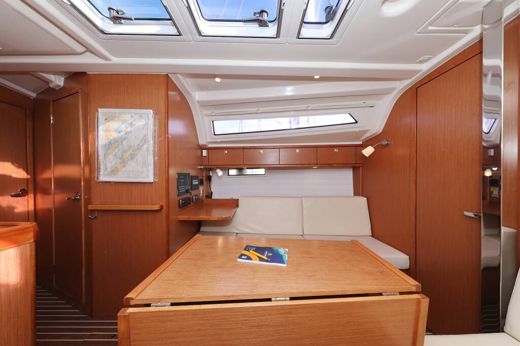 Sailing yacht Bavaria Cruiser 37 Sun Course