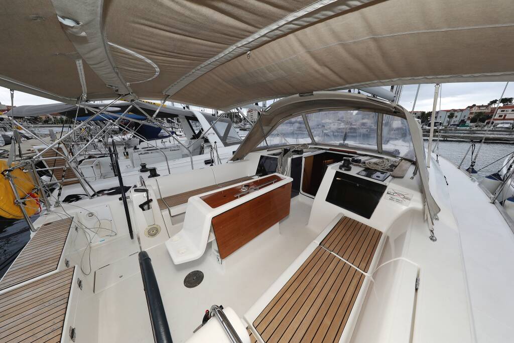 Sailing yacht Dufour 412 GL Mona