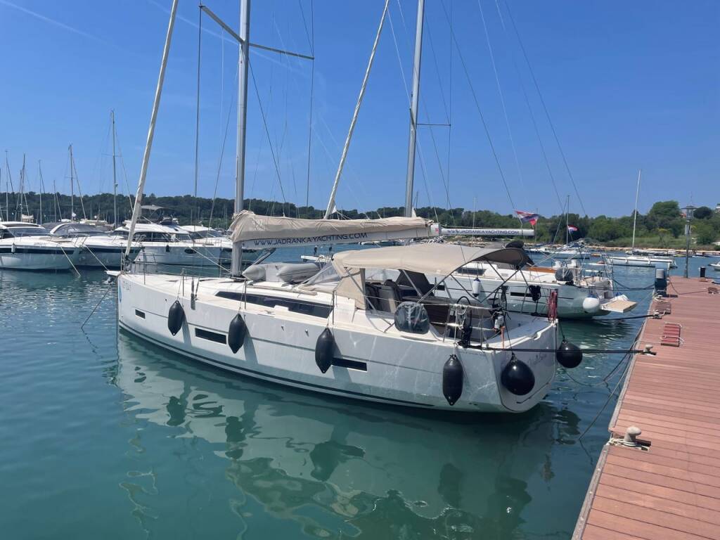 Sailing yacht Dufour 430 GL Mojito Sunrise