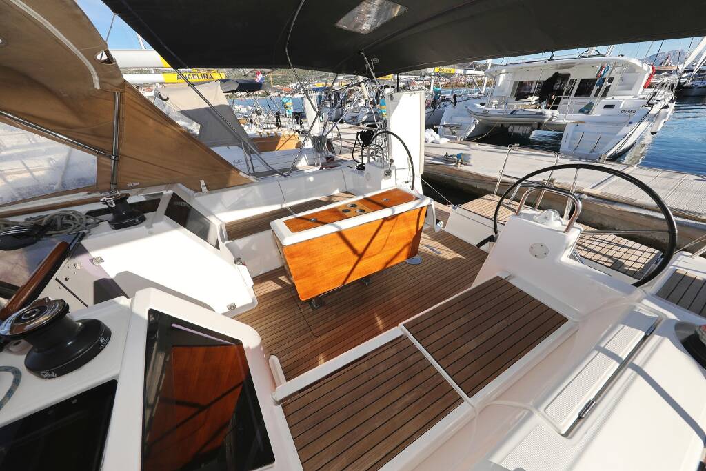 Sailing yacht Dufour 460 GL Whatever