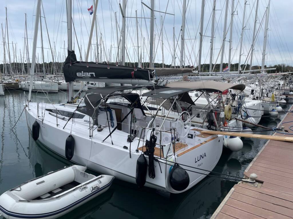 Sailing yacht Elan E4 Luna