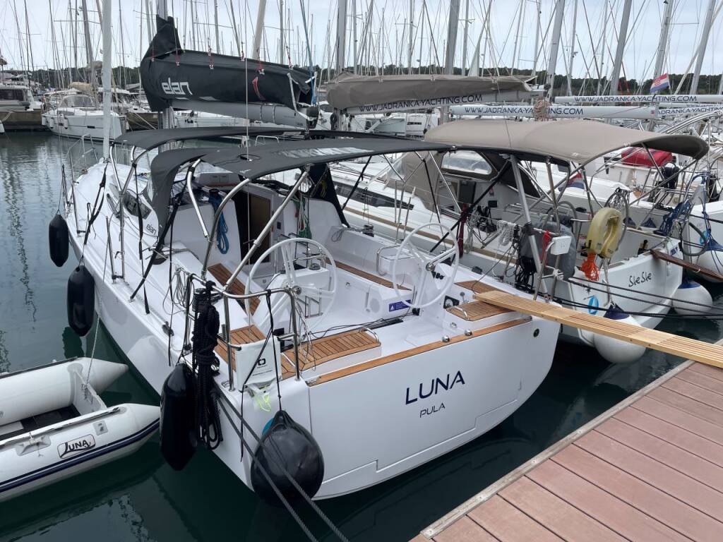 Sailing yacht Elan E4 Luna