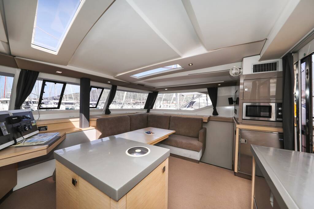 Catamaran Fountaine Pajot Saona 47 Quintet Tamara V