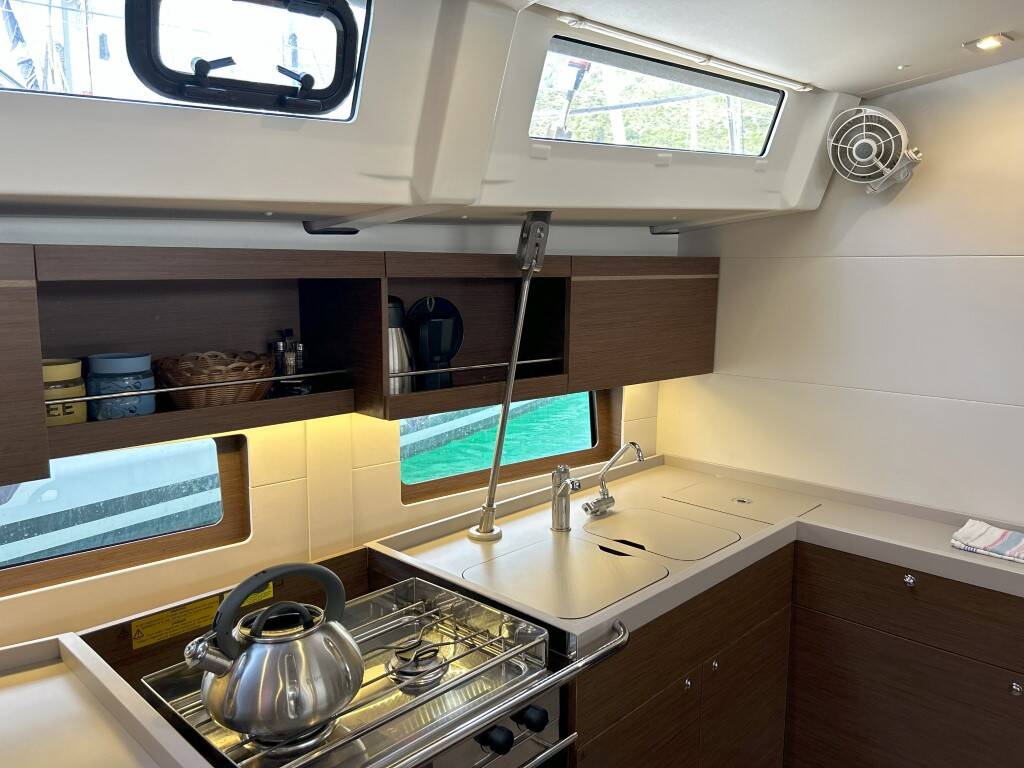 Sailing yacht Oceanis 46.1 Bumblebee