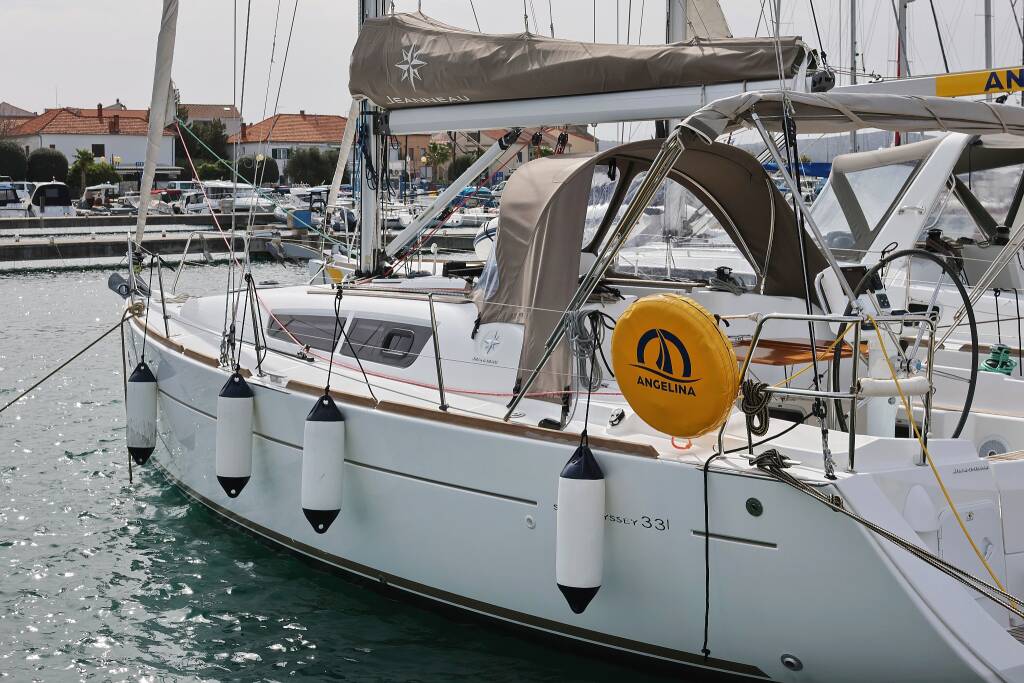Sailing yacht Sun Odyssey 33i Cosma